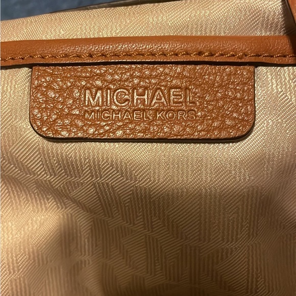 Michael Kors leather bag
3 compartment 
Gold hardware - Picture 5 of 8